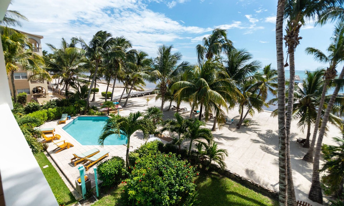 San Pedro Condo | 10% OFF ON STAYS OF 7 NIGHTS OR MORE ! AMAZING BEACHFRONT PROPERTY.