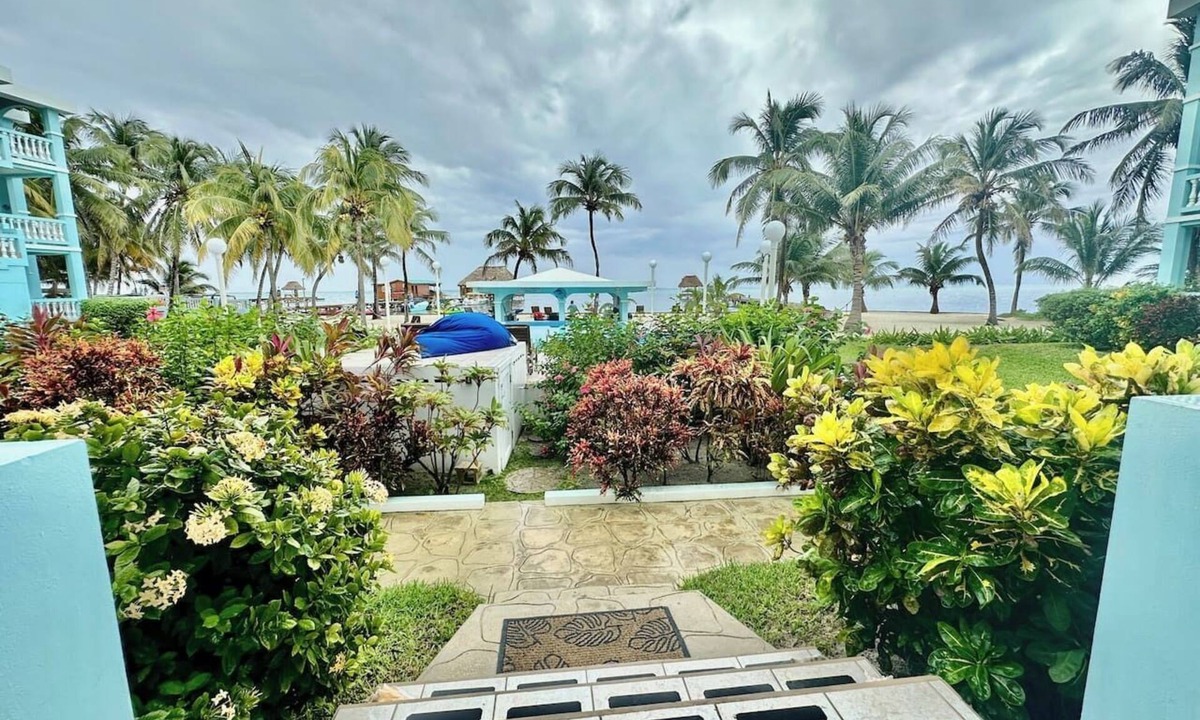 San Pedro Condo | 3bed condo, Lush Gardens & JetPool South San Pedro