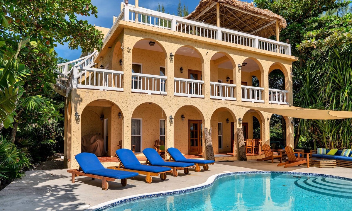 Boca Ciega Villa | 6BR Beachfront Villa | Pool, Dock & Rooftop