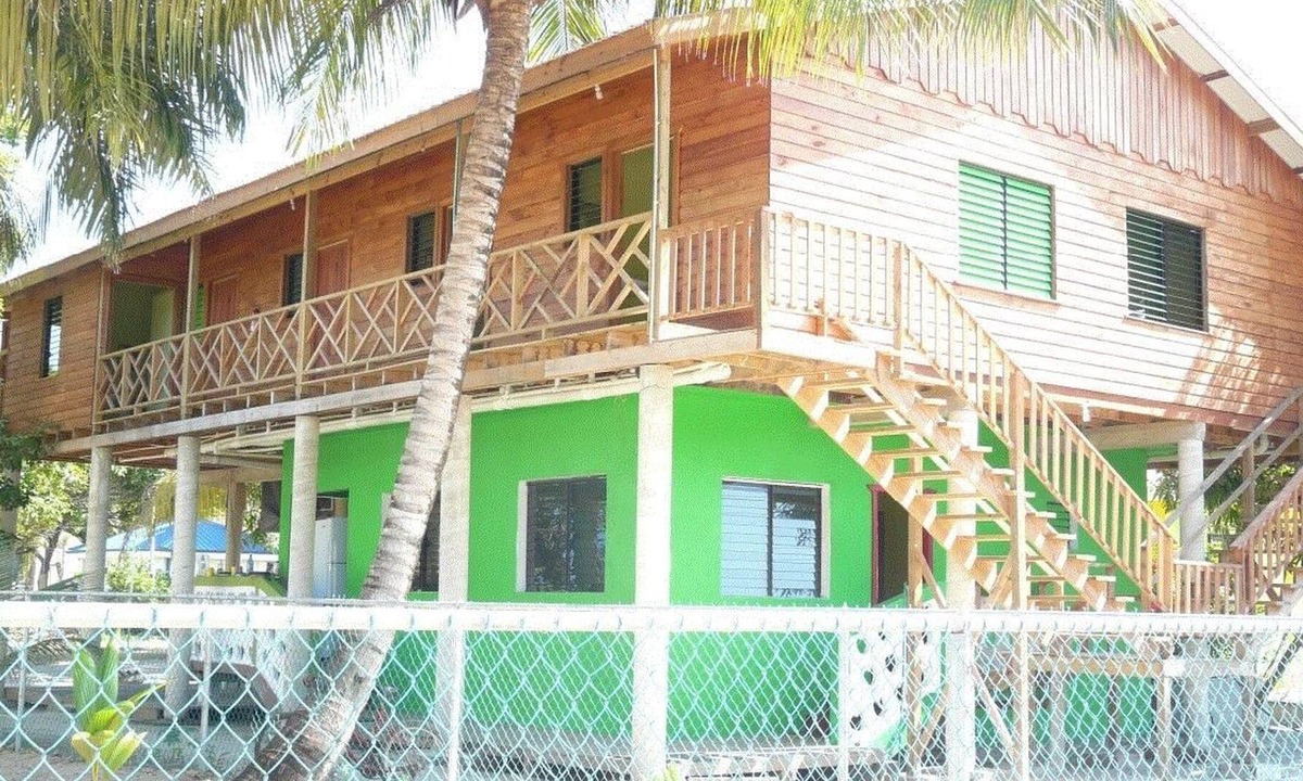 Hopkins House | A comfortable, affordable guesthouse located right near the beach.