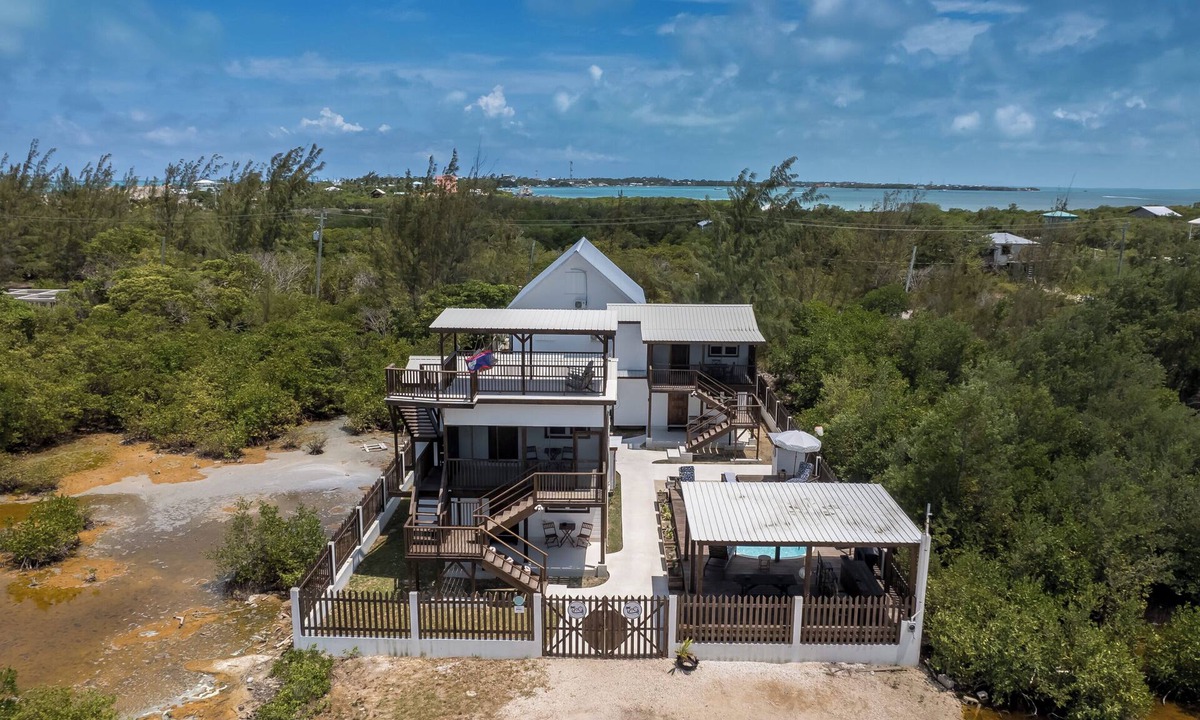 Caye Caulker Apartment | Adorable 1-queen bed studio with AC and pool in vibrant Caye Caulker