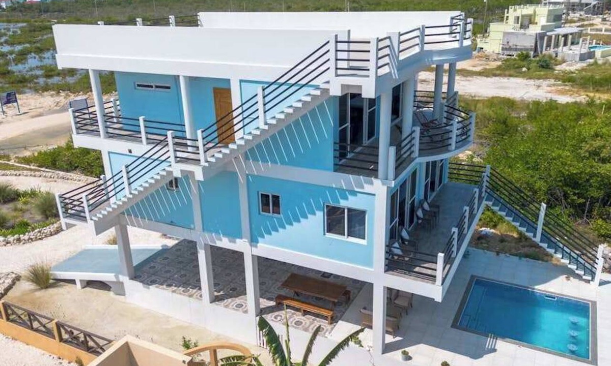 Boca Ciega Apartment | Amazing 2 story oceanfront house with pool, balcony, central AC, & WD