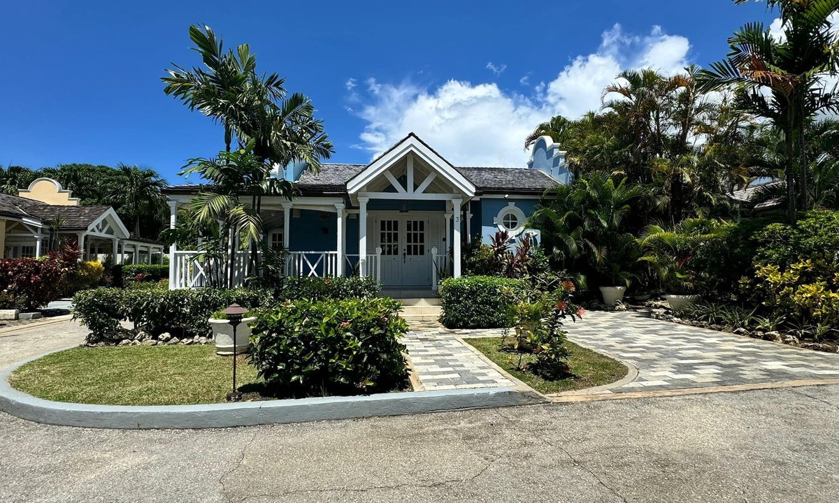Porters Villa | Beachcombers villa, Porters Court, Fairmont beach passes, few meters to Lonestar