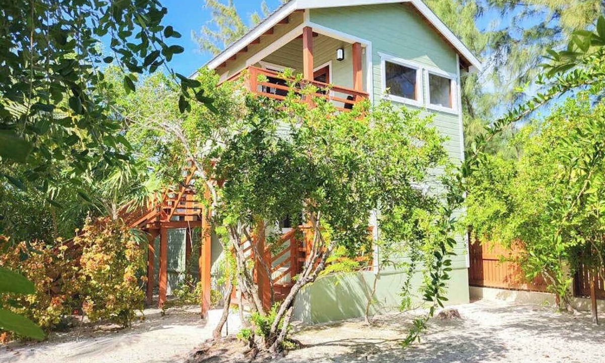 Caye Caulker House | Beachfront abode with well-equipped kitchen - pool, beach, grill, & canoe access