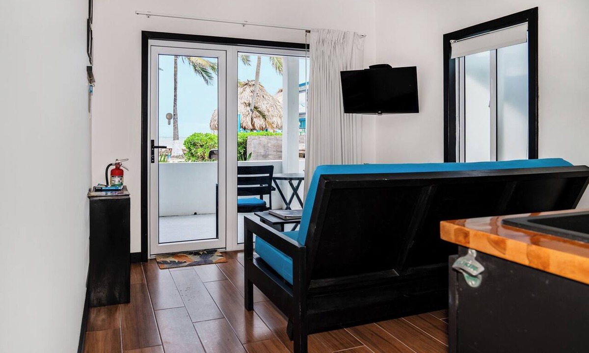 San Pedro Hotel | Beachfront Corner Suite | Ground Floor Ocean Views – Aqua Vista Suite 1