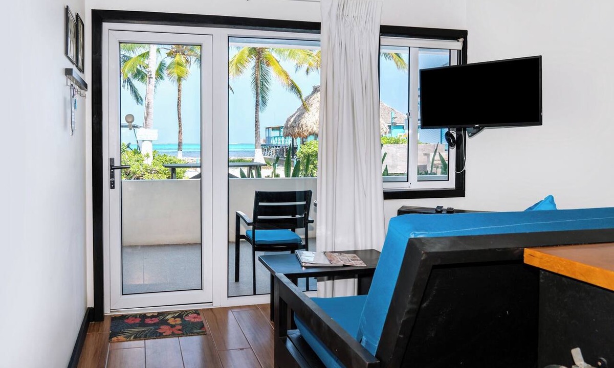 San Pedro Hotel | Beachfront Suite with Ocean Views | Aqua Vista – Suite 2