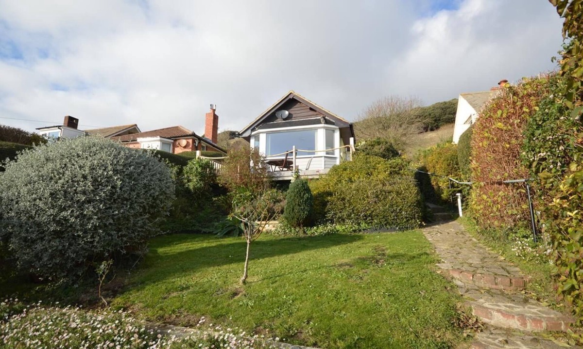 Bonchurch Cottage | Bonito - a bungalow that sleeps 3 guests in 2 bedrooms