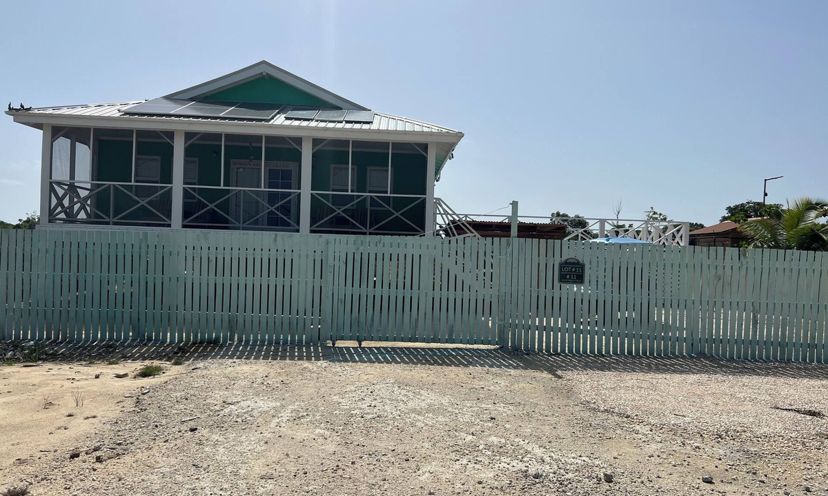 San Pedro House | Byron's House At Secret Beach.