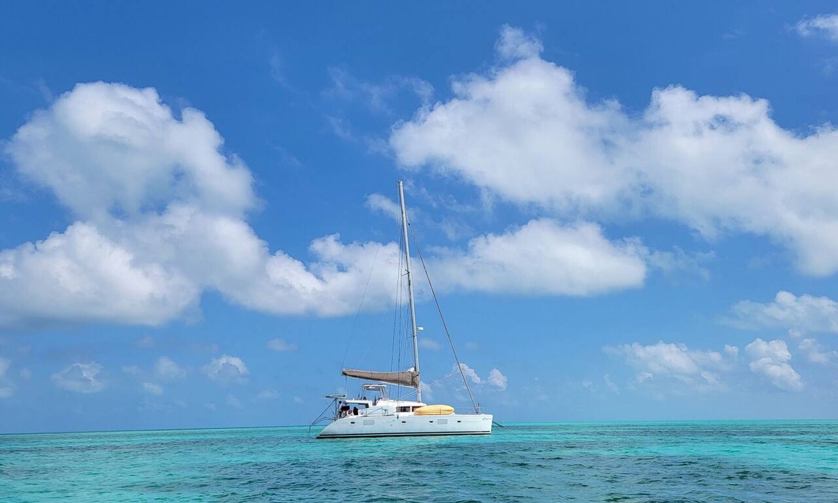Belize City Boat Rental | Caribbean Bliss: Sun-soaked Sailing Adventure from Belize to Cayo Ámbar Gris, San Pedro