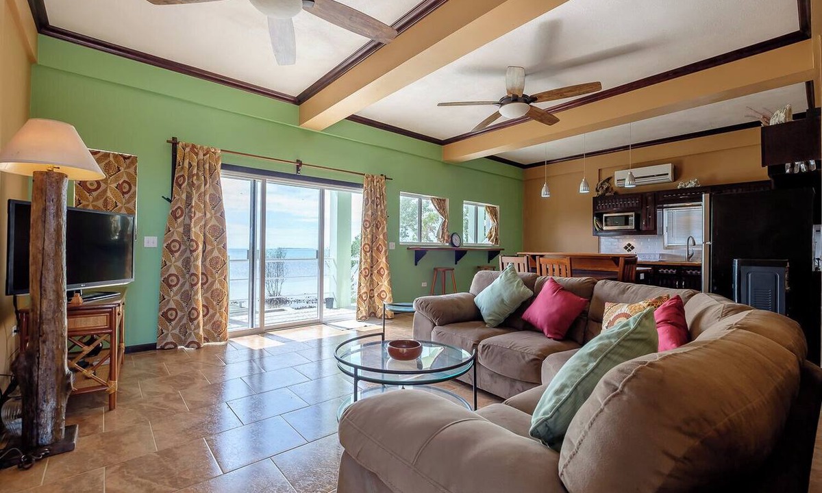 San Pedro House | Casa Conch | Spacious 2-Level Ocean Retreat