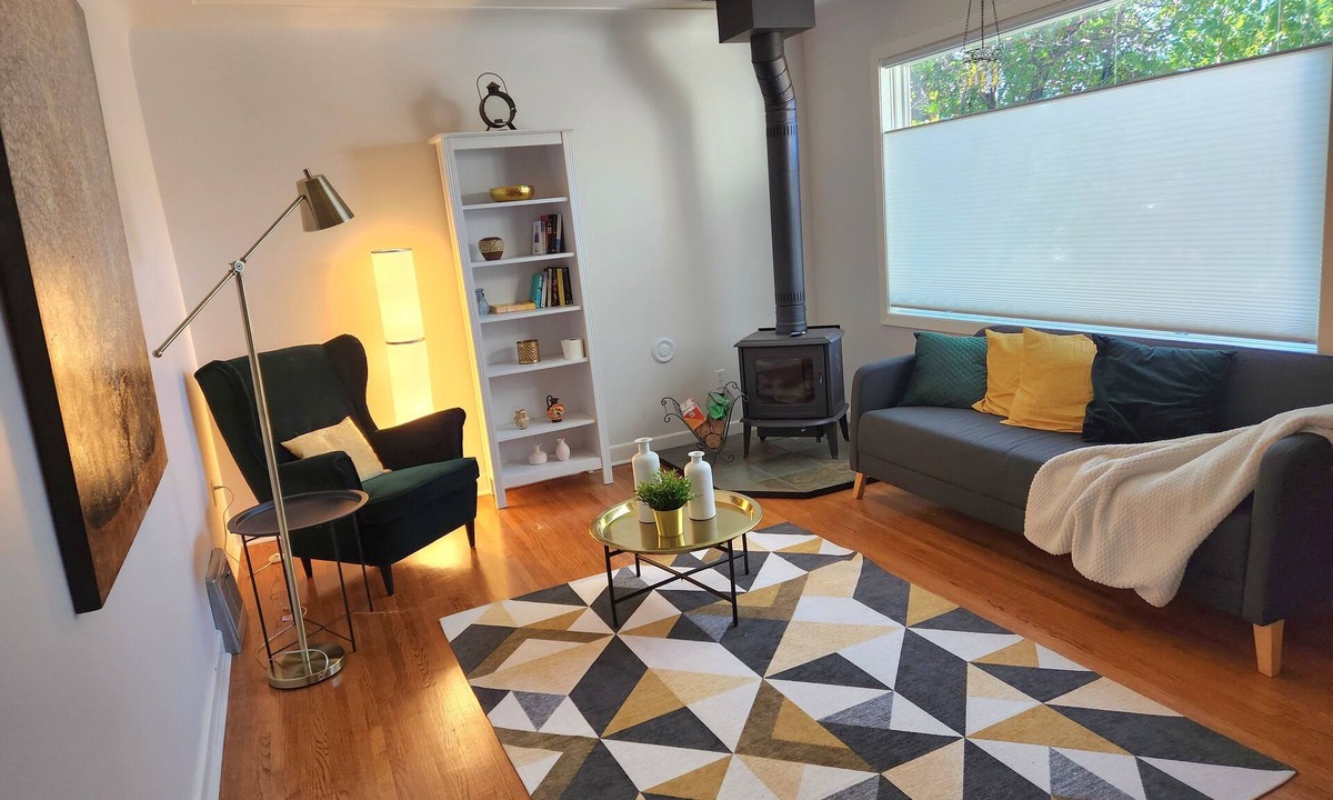 Jasper Place House | Charming full 4 bedroom house in convenient location/big fenced backyard