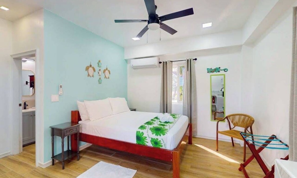 Caye Caulker Apartment | Charming island cabana with central AC, bikes & picnic area near beach