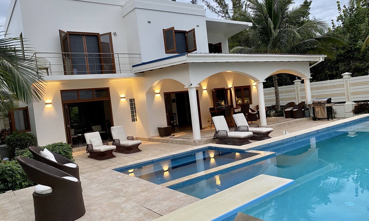 Placencia Villa | Contemporary seafront villa.