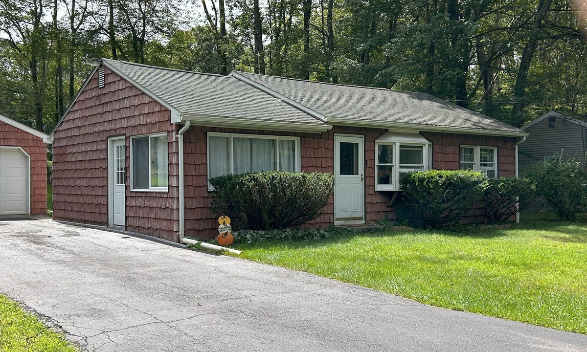 Pocono Summit Cottage | Cozy Cedar Cottage in Pocono Summit! Kalihari, Camelback, Mt. Airy. Walk to lake