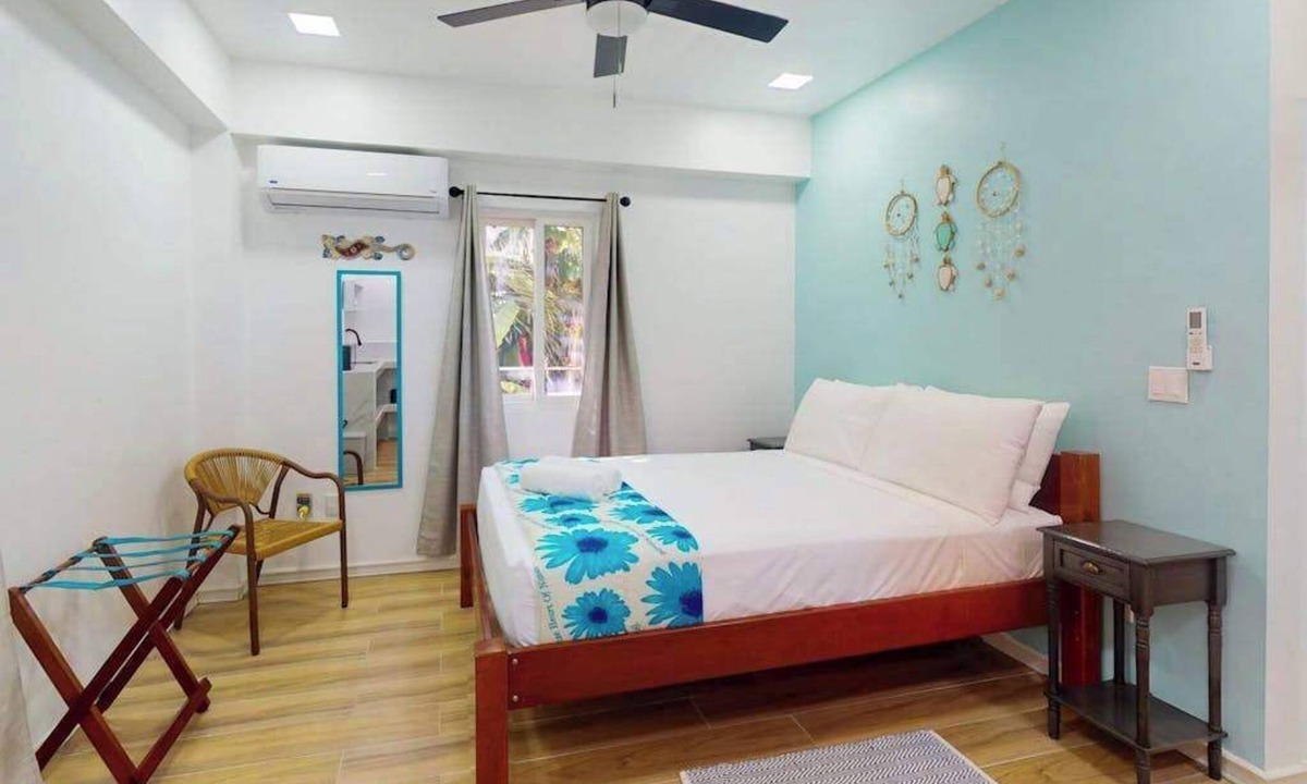 Caye Caulker House | Cozy island cabana with central AC, bikes, BBQ area & walk-to-beach access
