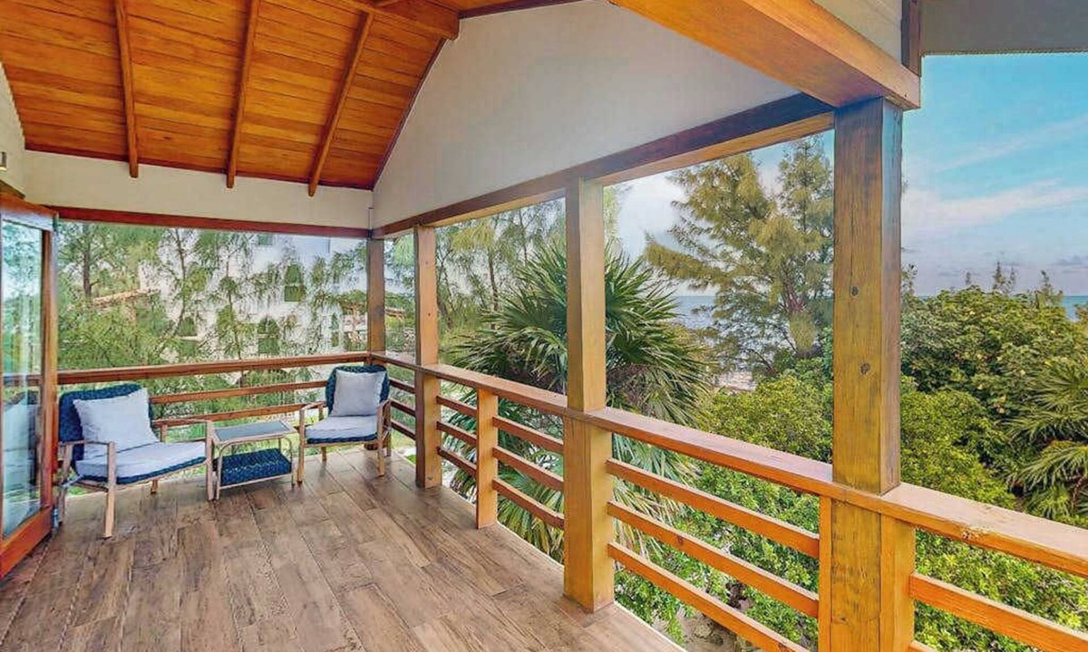 Caye Caulker House | Dazzling beach stay with a balcony - pool, bikes, canoes, grill, & dock access