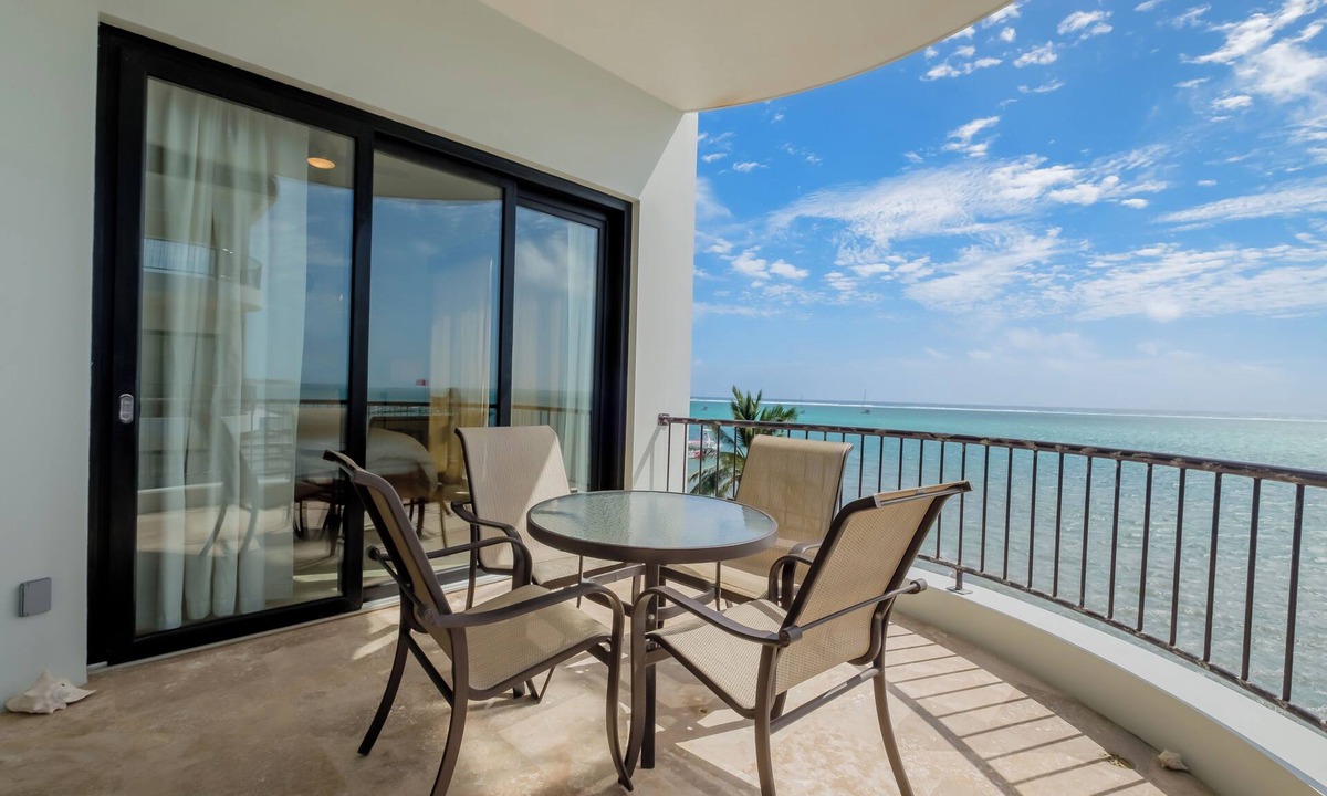 San Pedro Hotel | Deluxe Oceanfront Suite A3- Pool/Jacuzzi/Heart of town
