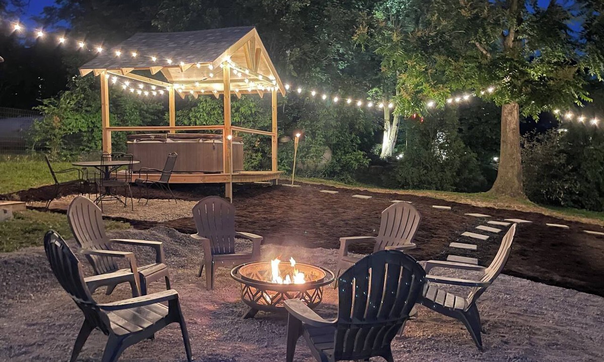 Augusta House | Historic Craftsman Hot Tub Walk to Wineries Katy Trail