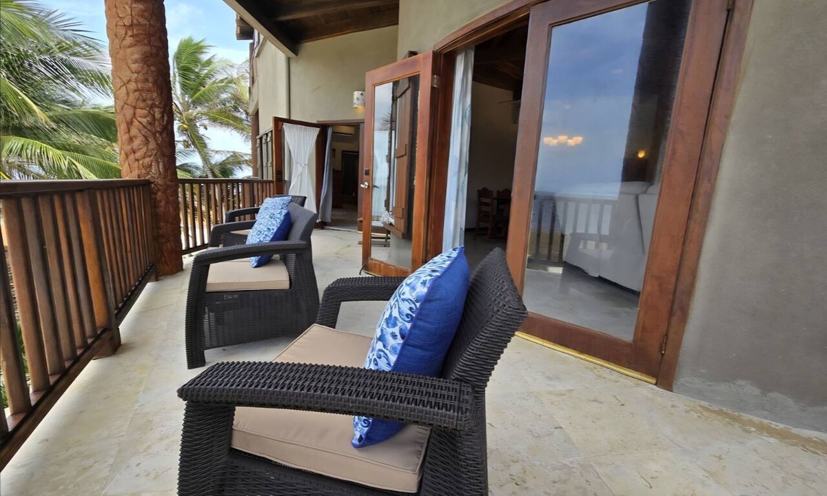 Gales Point Condo | Indigo 1B Beach front, reef view, sleeps 8