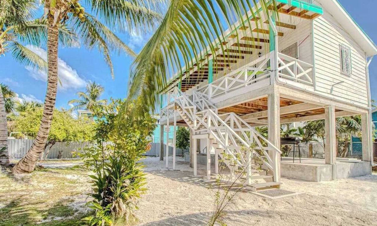Caye Caulker Apartment | Island studio centrally located with balcony, hammock, & grill