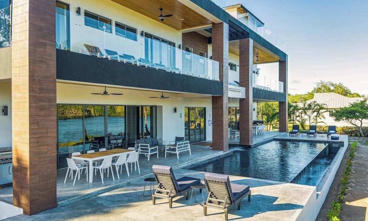 Cocoplum Villa | Luxurious villa with infinity pool, rooftop deck, kayaks & lagoon views