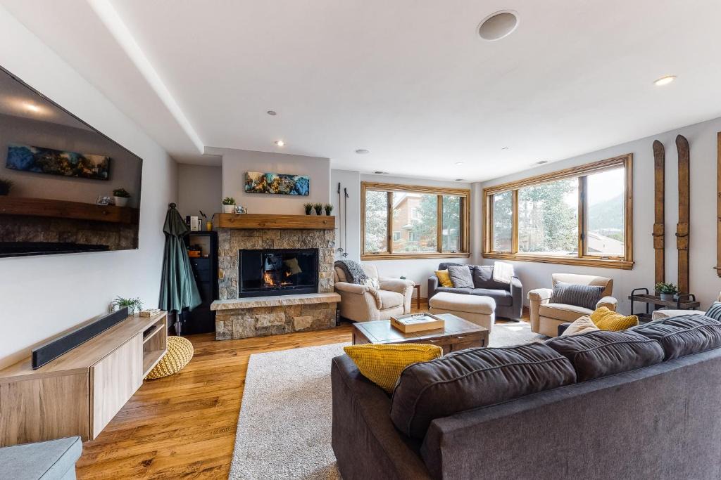 Avon House | Luxury Nottingham Lake Condo