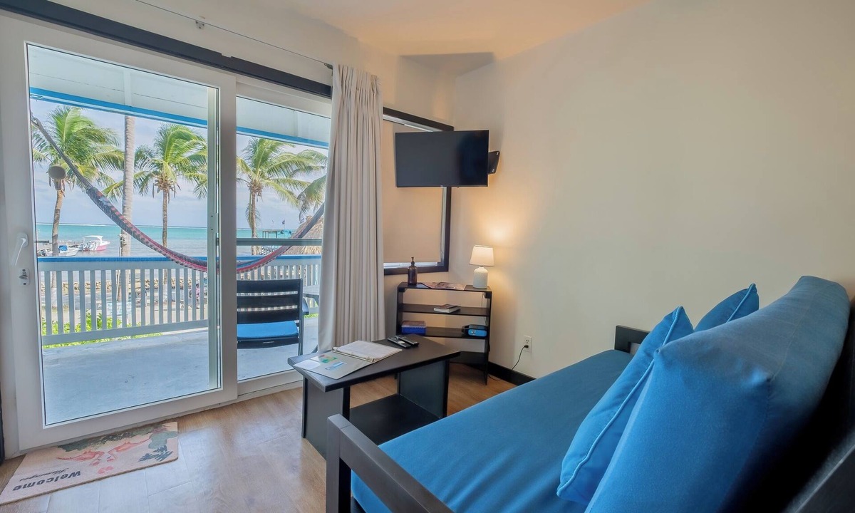 San Pedro Hotel | Oceanview Top-Floor Suite | Beachfront Escape at Aqua Vista – Suite 5