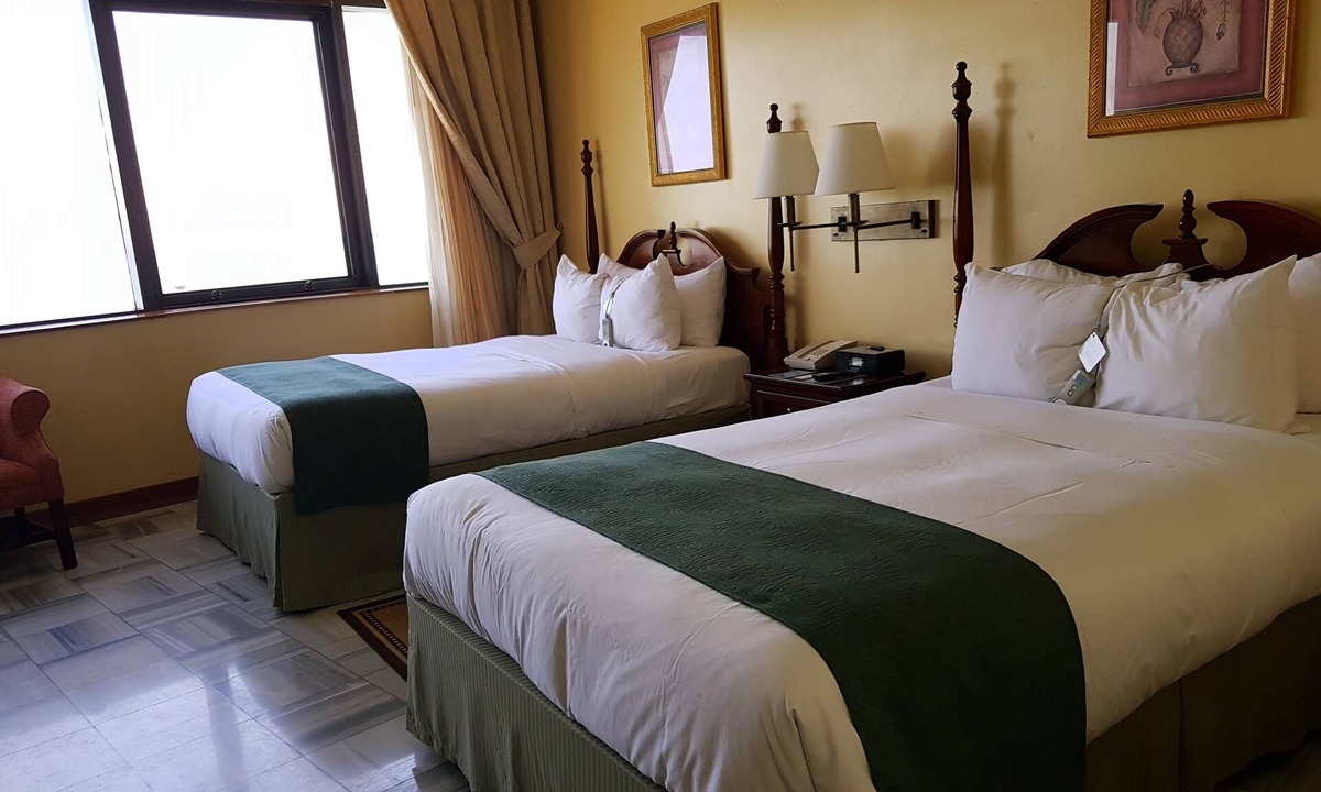 Fort George Hotel | Radisson Fort George Hotel and Marina