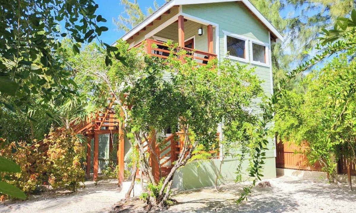 Caye Caulker House | Scenic retreat on the beach with a balcony - pool, grill, dock, and canoe access