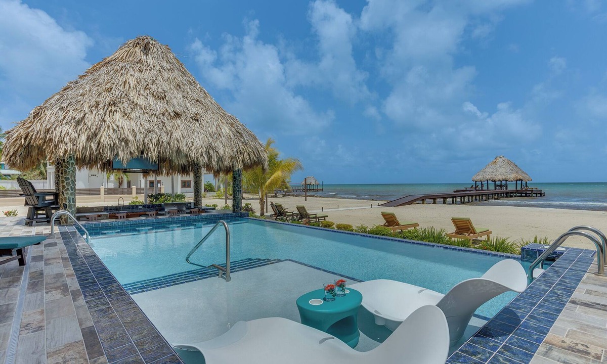 Plantation Villa | Seana Beach Luxury Beachfront Villa Infinity Pool, Swim-Up Bar & Private Pier