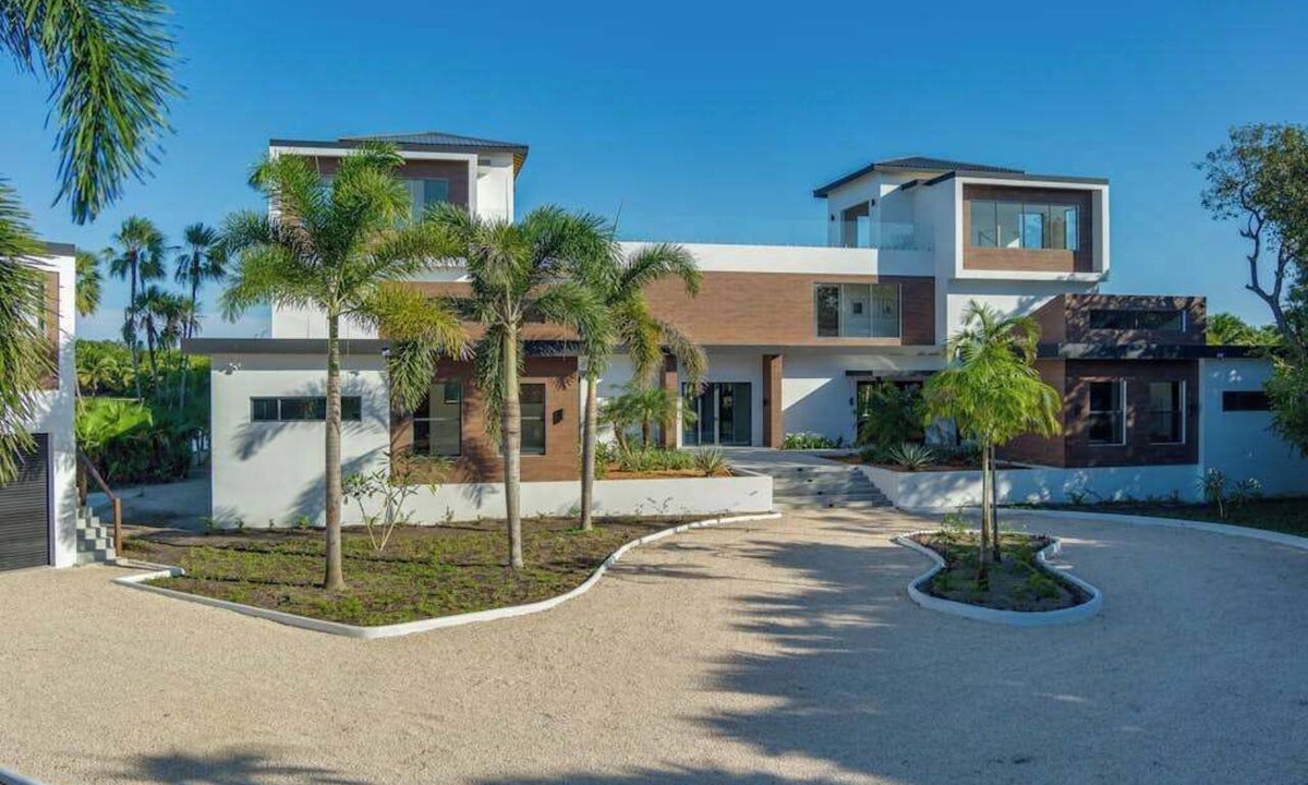 Cocoplum Villa | Spacious villa retreat with private pool, rooftop deck, kayaks, and pet-friendly perks