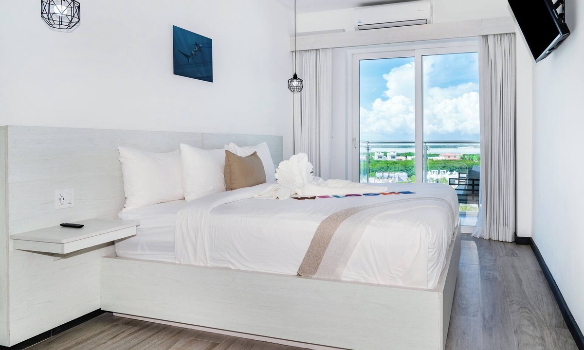 San Pedro Hotel | Sunset Suite 501 | Lagoon-View 1BR with Balcony at The Watermark Hotel