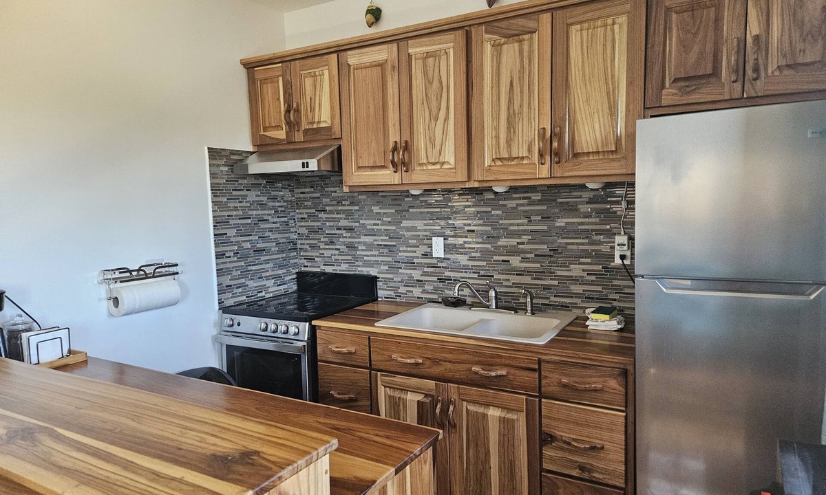 Hopkins Apartment | VBI8 - Bright studio close to shops, dining, and beach. Pool and Wi-Fi.