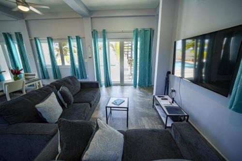Plantation Apartment | Villa Armoniosa Spacious Beachfront 2BR with Pool - Lower Level