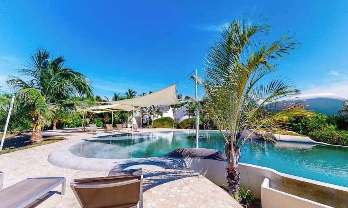 Cocoplum Villa | Waterfront organic architecture villa with pool & AC - near lagoon