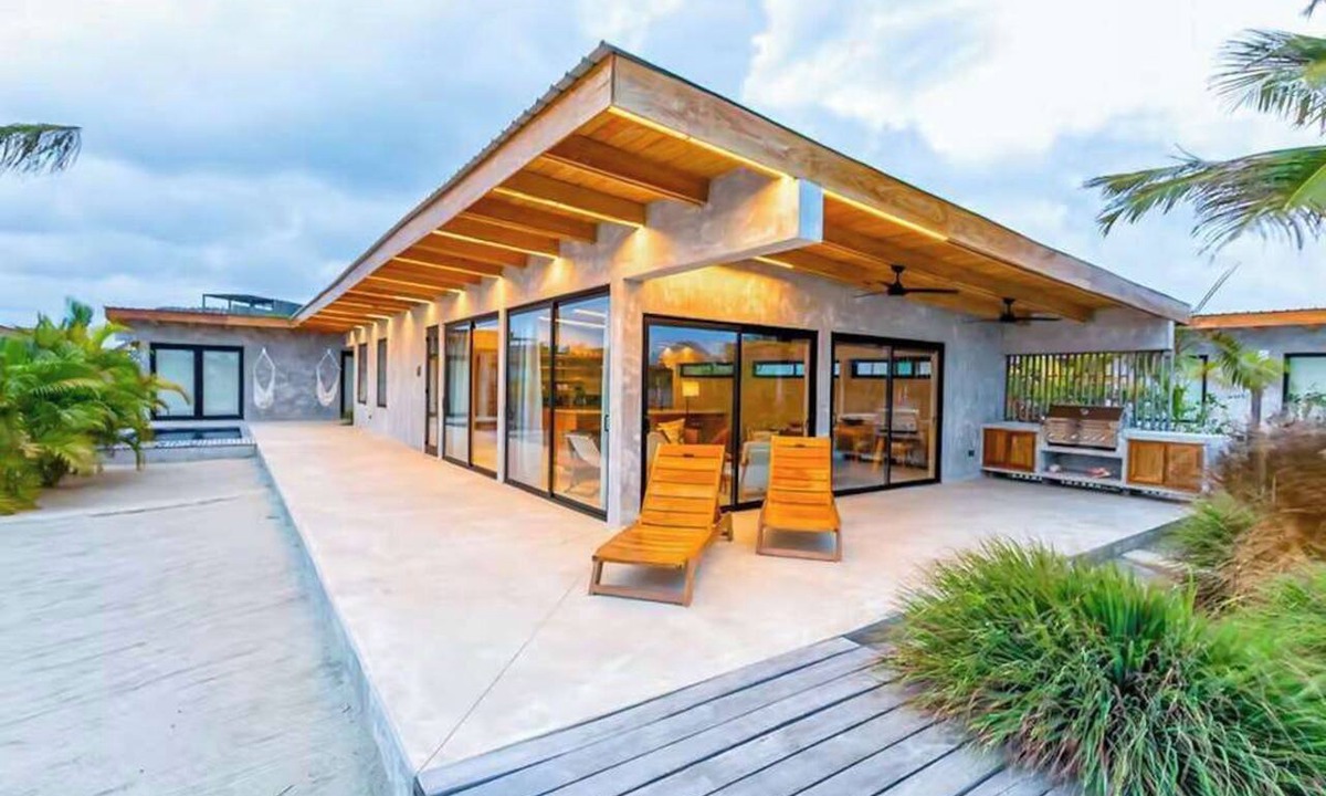 Placencia Villa | Waterfront villa with splash pool, private terrace, beach access & WiFi