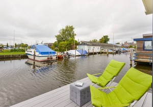 Bright and Comfortable Houseboat in Aalsmeer