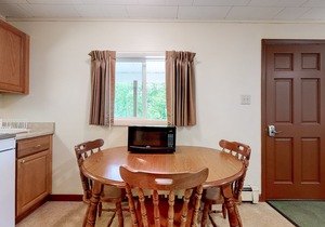 Charming and causal motel in a great location with shared resort amenities in Lincoln