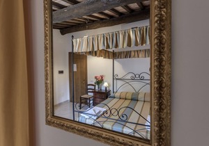 Ciliegiolo-standard room for 2 in the main village in colle di val d'elsa