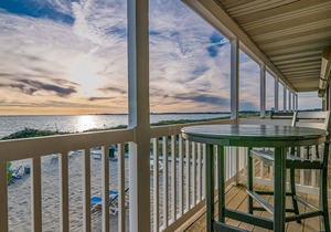Oceanfront escape with full kitchen, bay-view balcony, AC & firepit in North Truro