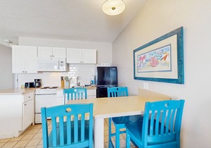 Oceanfront studio with lovely views, AC & great location - dogs welcome in North Truro