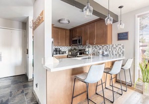 Slopeside remodeled mountain cabin ski in ski out! in Mammoth Lakes