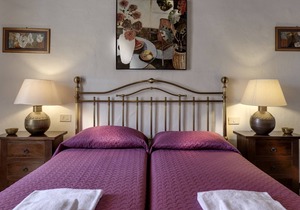 Vento d'Estate-standard room for 2+1 in the main village in Colle di Val d'Elsa