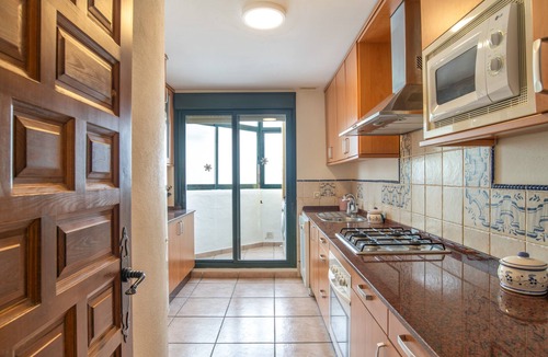 Atlanterra Apartment | Ático Dúplex Jardines de Zahara: Piscina Compartida, Terraza Privada y Wi-Fi