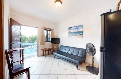 Caye Caulker Hotel | 234 m² Motel ∙ 9 bedrooms ∙ 21 guests