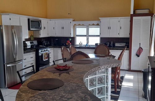 Belize City House | 3 BEDROOM 2 BATHROOM SPACIOUS VACATION HOME