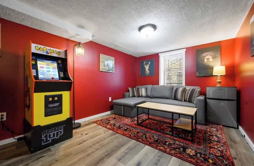 Gatlinburg Cottage | 5 Bdrm/1940's Cottage/Walk to Downtown/Hot Tub
