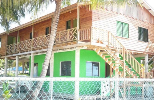 Hopkins House | A comfortable, affordable guesthouse located right near the beach.