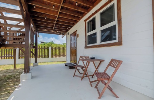 Caye Caulker Apartment | Adorable 1-queen bed studio with AC and pool in vibrant Caye Caulker