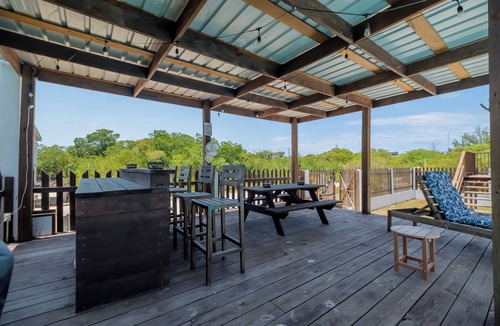 Caye Caulker Apartment | Adorable 1-queen bed studio with AC and pool in vibrant Caye Caulker